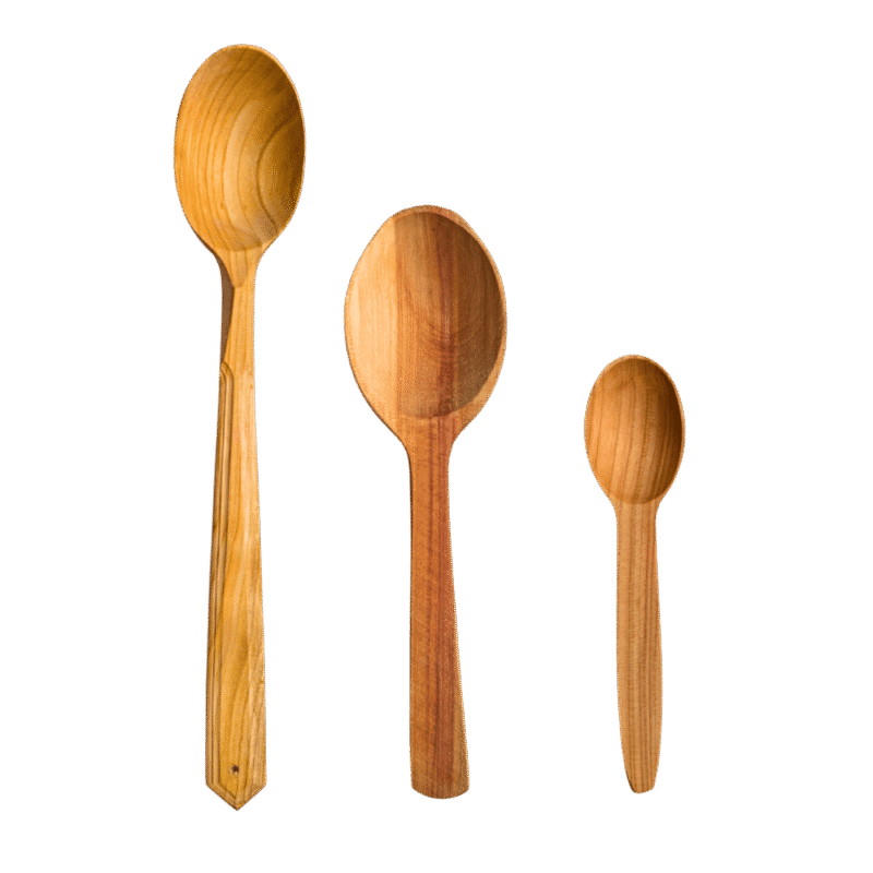 Kirsipuust lusikad kolmes suuruses – 14,5 cm, 21 cm ja 35 cm, erineva puidutooni ja süümustriga